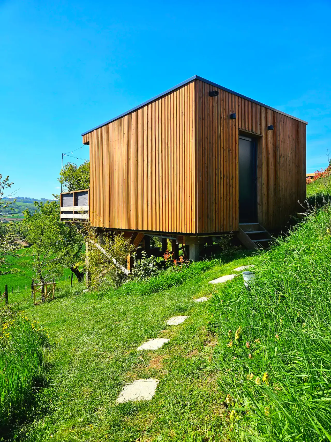 Façade en bois de la cabane sur la pente